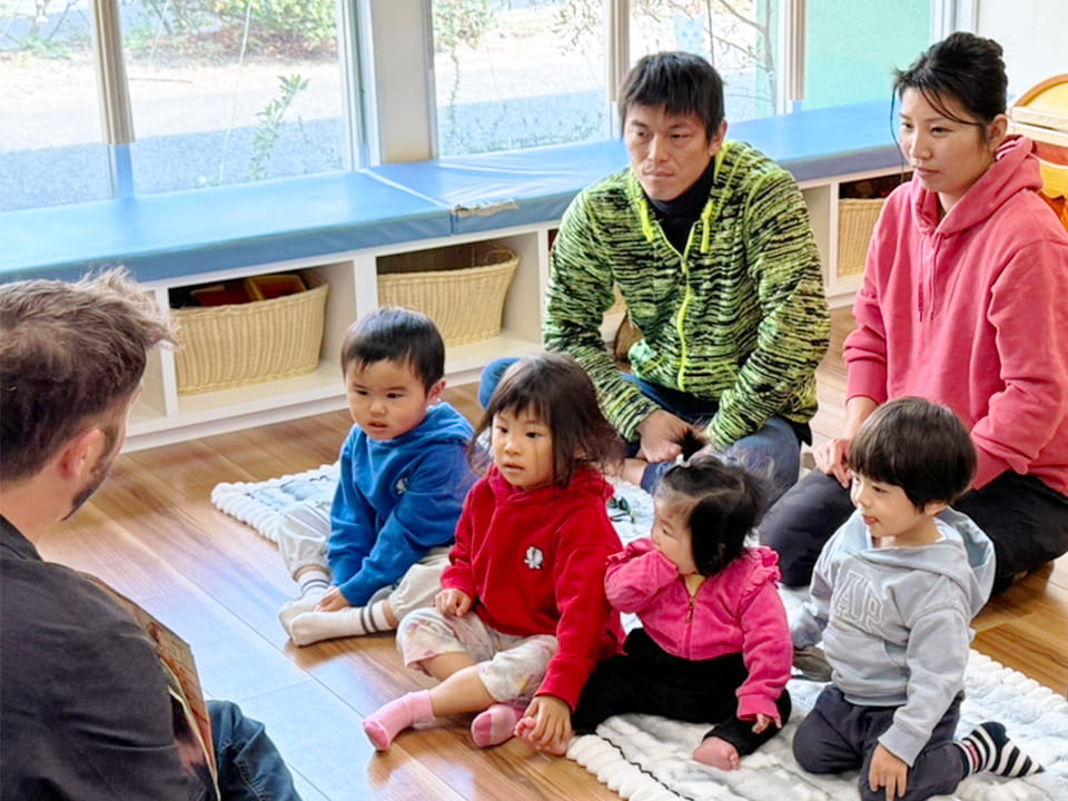 幼児と共にベイビークラブに参加する保護者